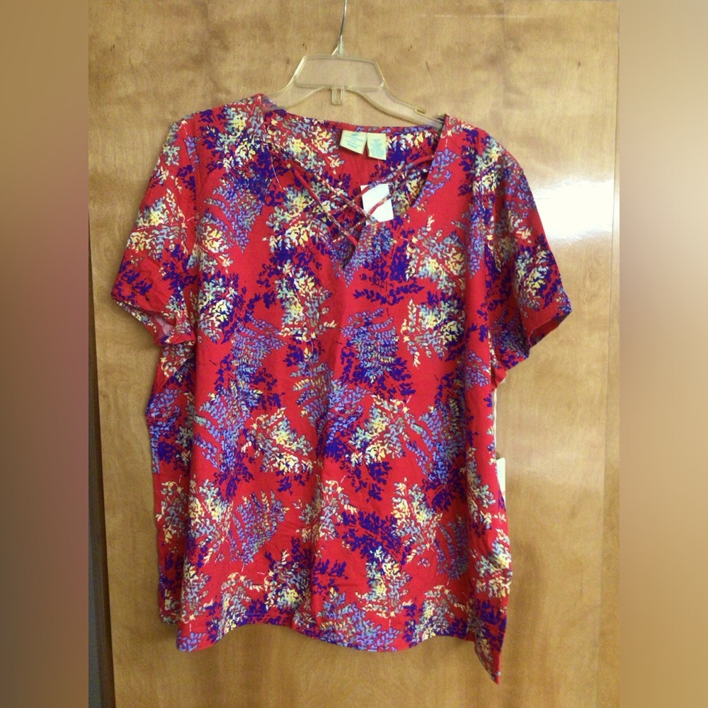 Women’s Plus shirt sleeve tee.